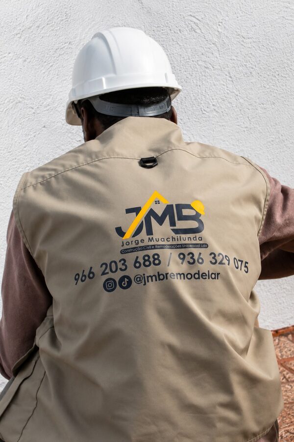 Colaborador da JMB fardado em obra